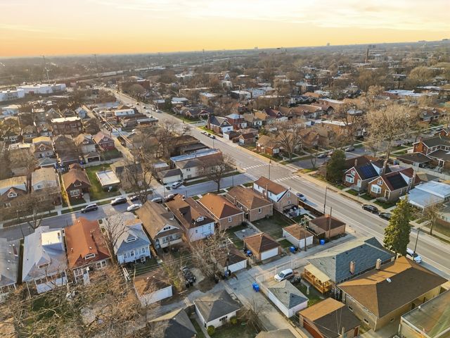 8305 S Paxton Avenue, Chicago, IL 60617