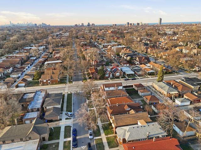 8305 S Paxton Avenue, Chicago, IL 60617