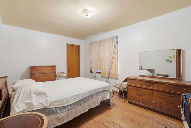 8305 S Paxton Avenue, Chicago, IL 60617