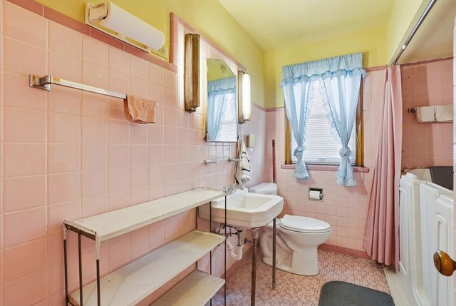 8305 S Paxton Avenue, Chicago, IL 60617