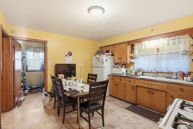 8305 S Paxton Avenue, Chicago, IL 60617