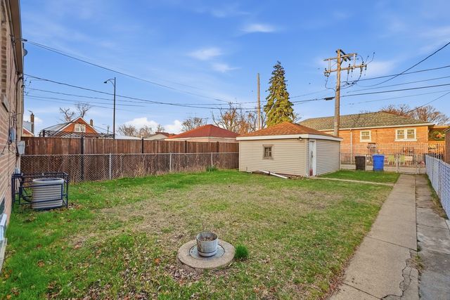 8305 S Paxton Avenue, Chicago, IL 60617