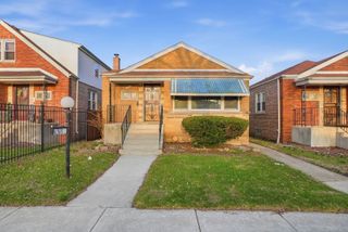 8305 S Paxton Avenue, Chicago, IL 60617