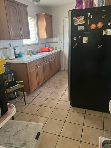 1585 Neihart Ave, Sacramento, CA 95832