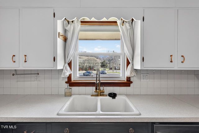 42 Hurt Avenue, Lebanon, VA 24266