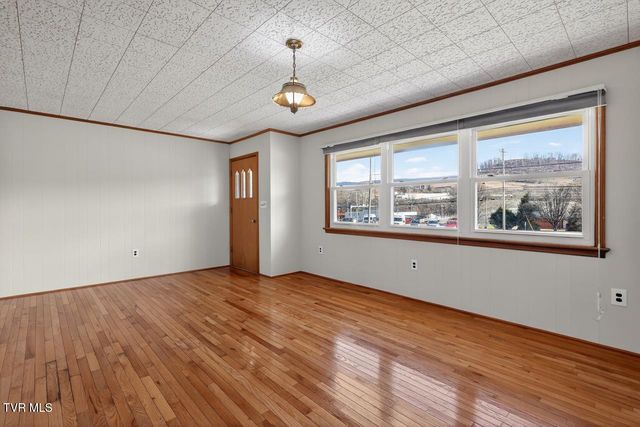 42 Hurt Avenue, Lebanon, VA 24266