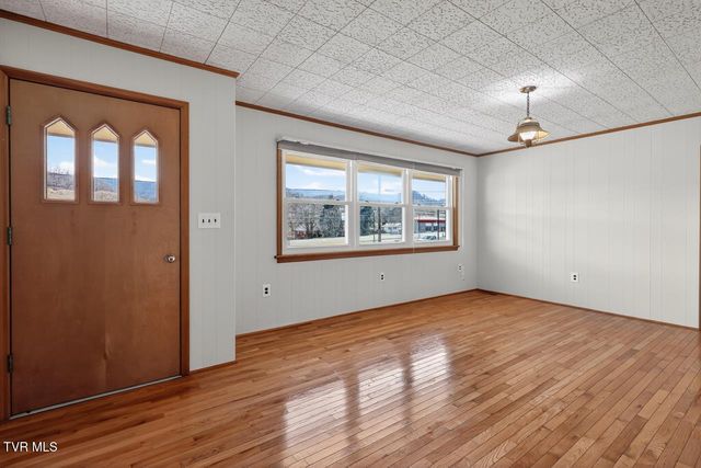 42 Hurt Avenue, Lebanon, VA 24266