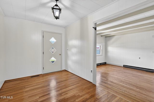 42 Hurt Avenue, Lebanon, VA 24266