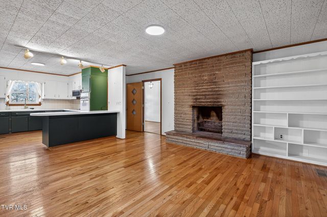 42 Hurt Avenue, Lebanon, VA 24266