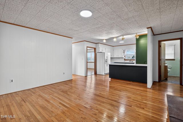 42 Hurt Avenue, Lebanon, VA 24266