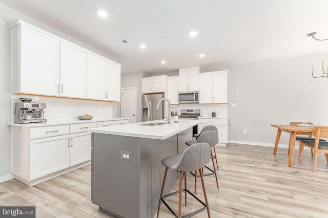 7 FOUR LEAF DR, Downingtown, PA 19335