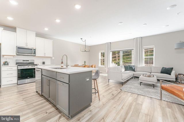 7 FOUR LEAF DR, Downingtown, PA 19335