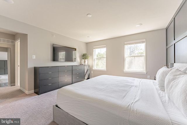7 FOUR LEAF DR, Downingtown, PA 19335