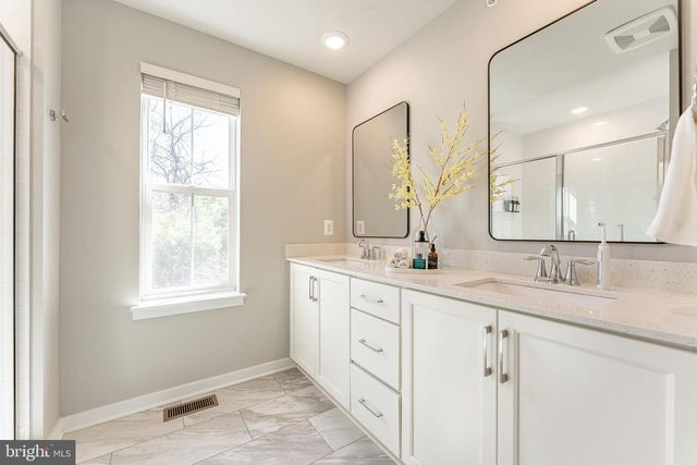 7 FOUR LEAF DR, Downingtown, PA 19335