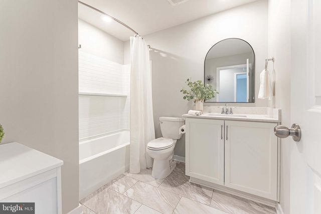 7 FOUR LEAF DR, Downingtown, PA 19335
