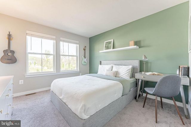 7 FOUR LEAF DR, Downingtown, PA 19335