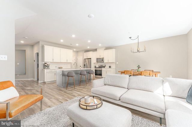 7 FOUR LEAF DR, Downingtown, PA 19335