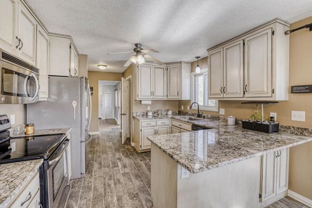 14050 37th Avenue N, Plymouth, MN 55447