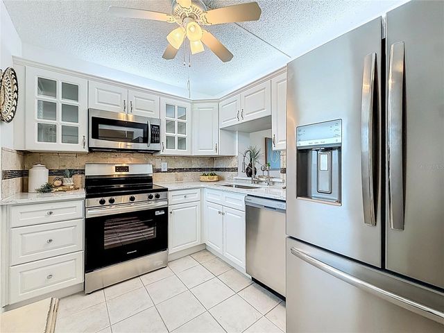 7425 BAY ISLAND DRIVE S 105, South Pasadena, FL 33707