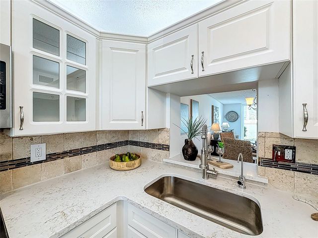 7425 BAY ISLAND DRIVE S 105, South Pasadena, FL 33707