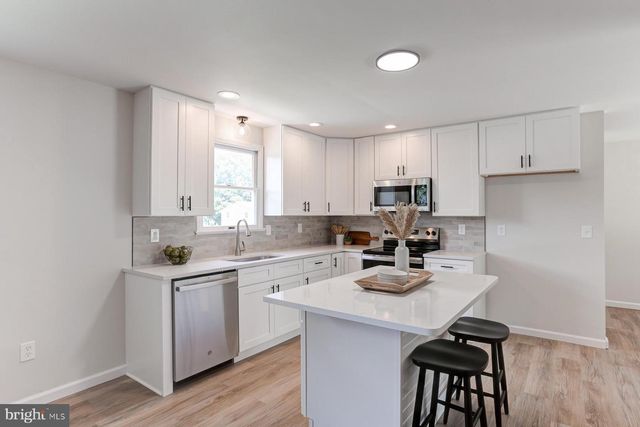 2246 DONOUGH DR, Manheim, PA 17545