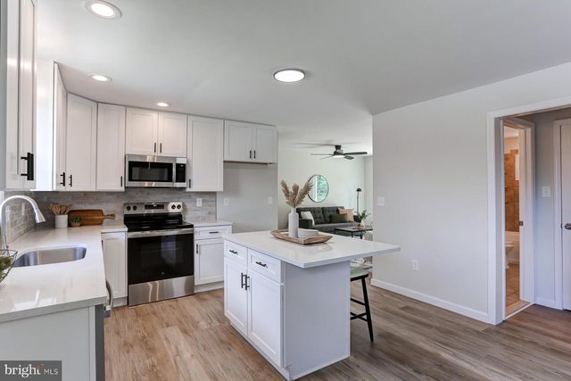 2246 DONOUGH DR, Manheim, PA 17545