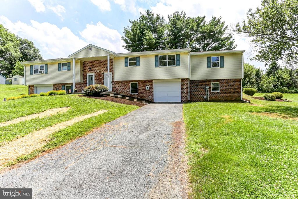 2246 DONOUGH DR, Manheim, PA 17545