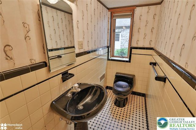 2835 Parkway Boulevard, Allentown City, PA 18104