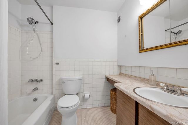 25 Chapel Place 3N, Great Neck, NY 11021