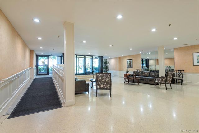 25 Chapel Place 3N, Great Neck, NY 11021