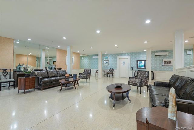 25 Chapel Place 3N, Great Neck, NY 11021