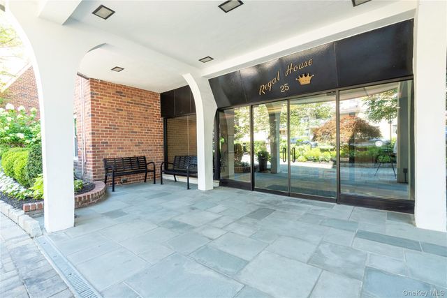 25 Chapel Place 3N, Great Neck, NY 11021