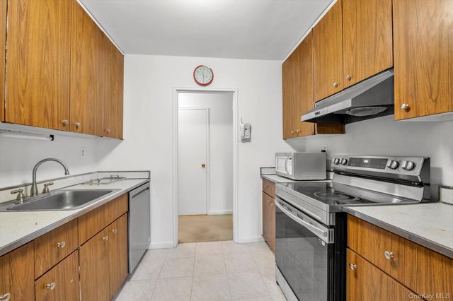 25 Chapel Place 3N, Great Neck, NY 11021