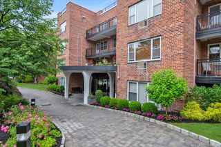 25 Chapel Place 3N, Great Neck, NY 11021