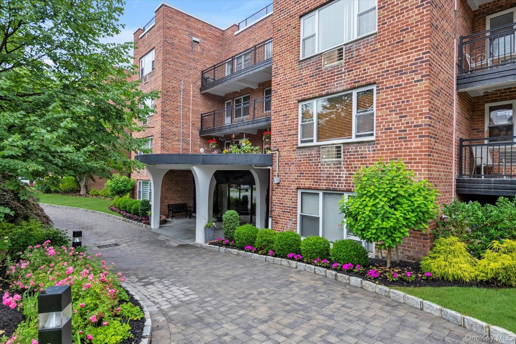 25 Chapel Place 3N, Great Neck, NY 11021