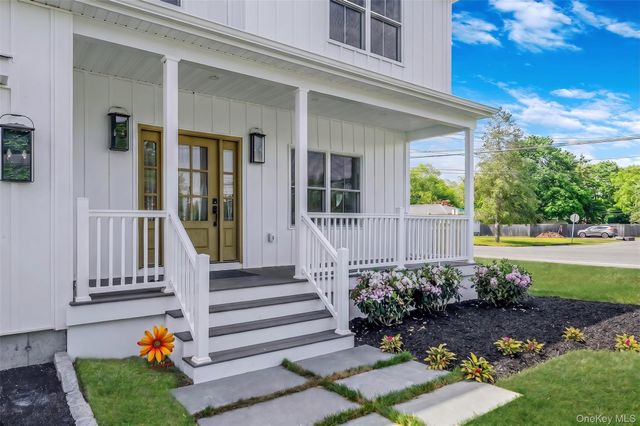 100 Bieselin Road, Bellport Village, NY 11713