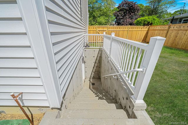 100 Bieselin Road, Bellport Village, NY 11713