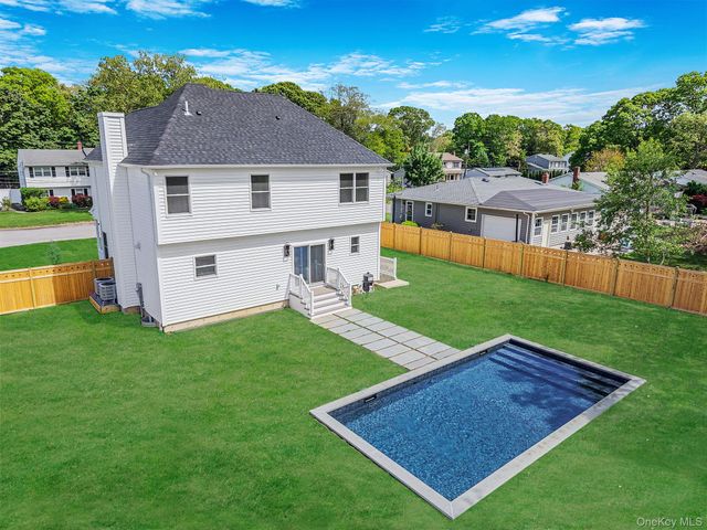 100 Bieselin Road, Bellport Village, NY 11713