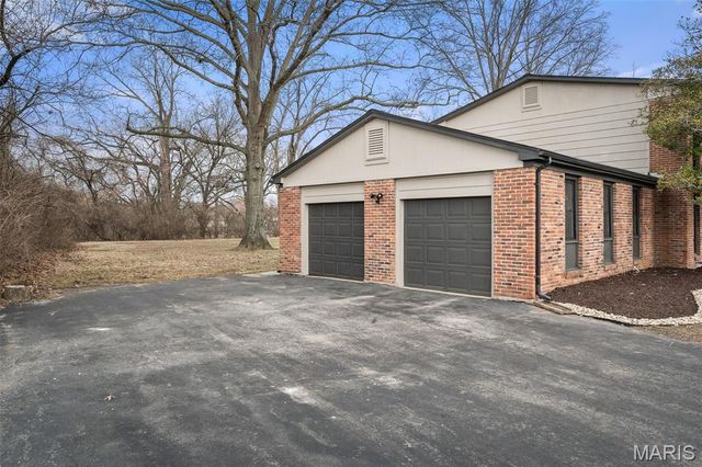 11584 New London Drive, St Louis, MO 63141