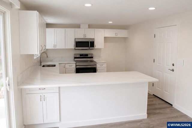 4942 Oak Park Dr NE, Salem, OR 97305