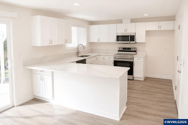 4942 Oak Park Dr NE, Salem, OR 97305