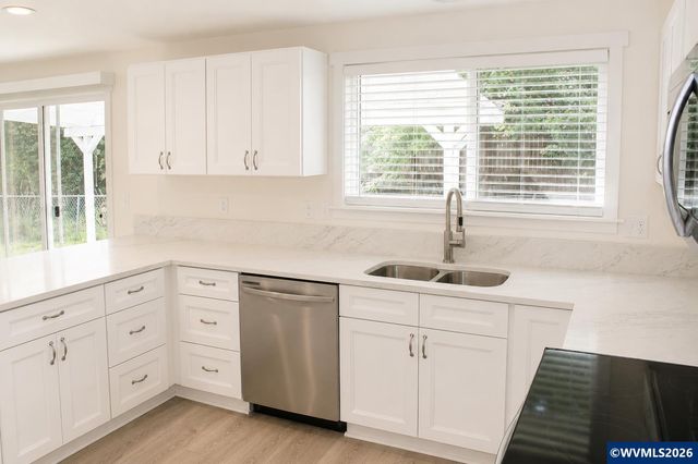 4942 Oak Park Dr NE, Salem, OR 97305