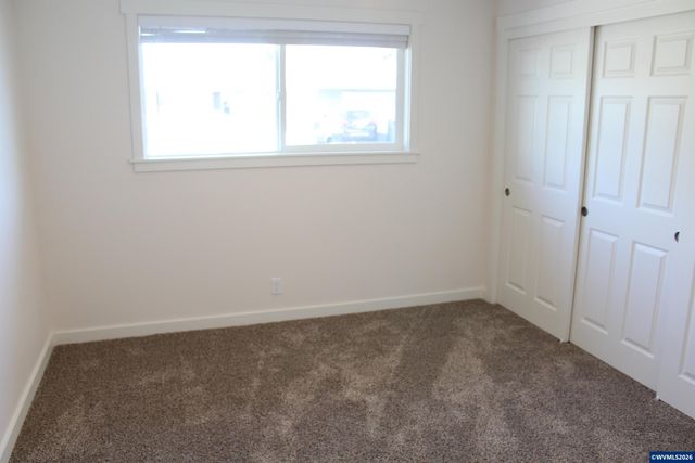 4942 Oak Park Dr NE, Salem, OR 97305