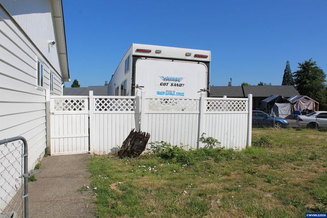 4942 Oak Park Dr NE, Salem, OR 97305