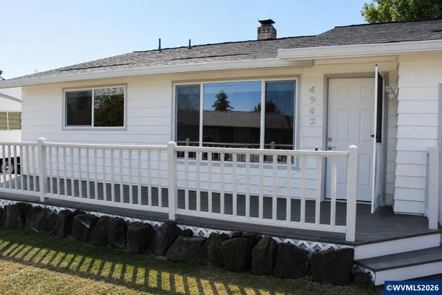 4942 Oak Park Dr NE, Salem, OR 97305