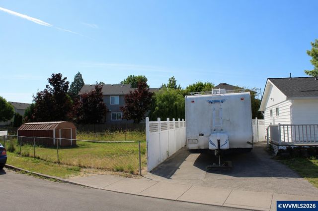 4942 Oak Park Dr NE, Salem, OR 97305