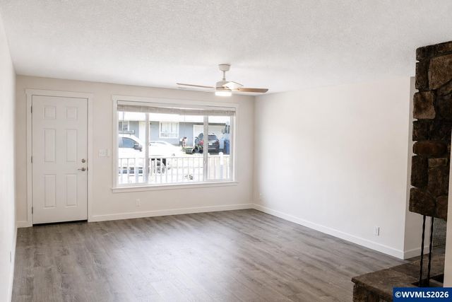 4942 Oak Park Dr NE, Salem, OR 97305
