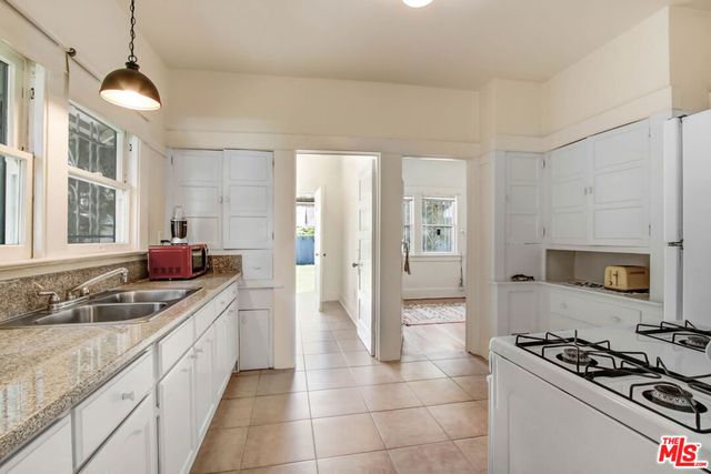 1246 W 48th Street, Los Angeles, CA 90037