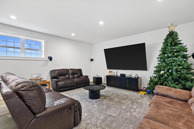 1320 Foxwood PASS, Oconomowoc, WI 53066