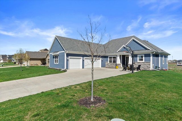 1320 Foxwood PASS, Oconomowoc, WI 53066